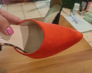 Zapatos de tacón negros y rojos