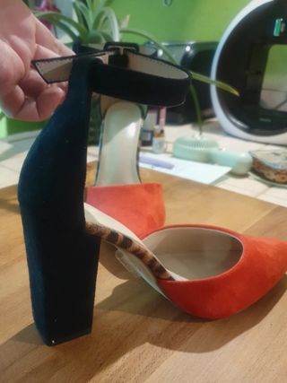 Zapatos de tacón negros y rojos