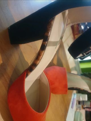 Zapatos de tacón negros y rojos