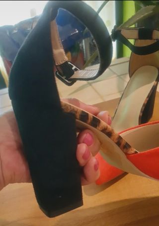 Zapatos de tacón negros y rojos