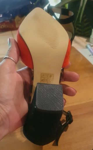 Zapatos de tacón negros y rojos