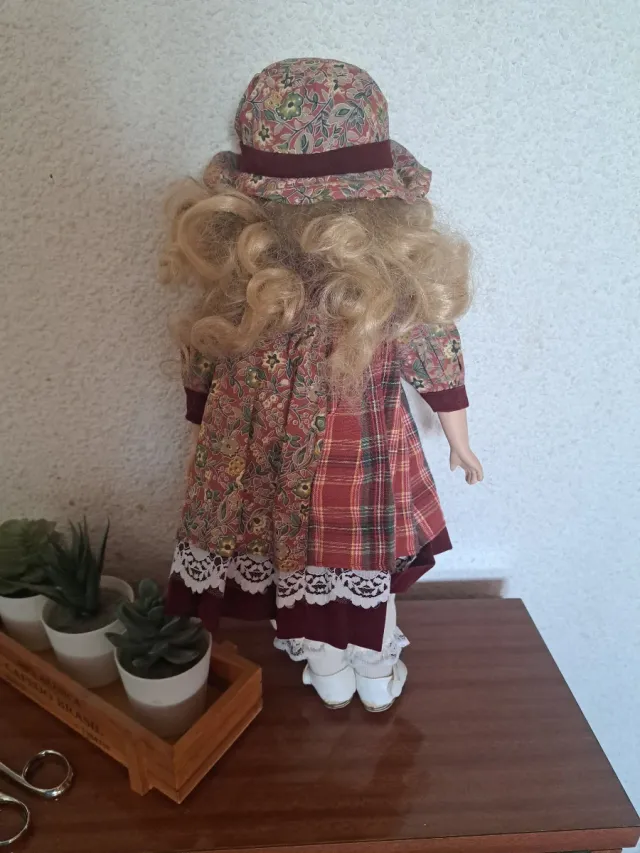 Muñeca antigua de porcelana