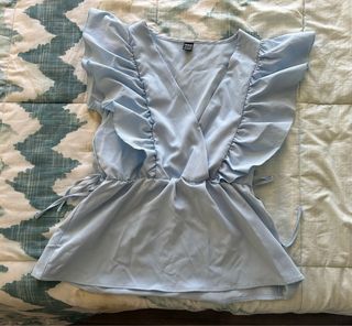 Blusa con volantes y lazada