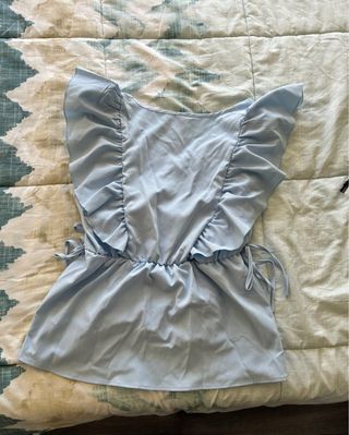 Blusa con volantes y lazada