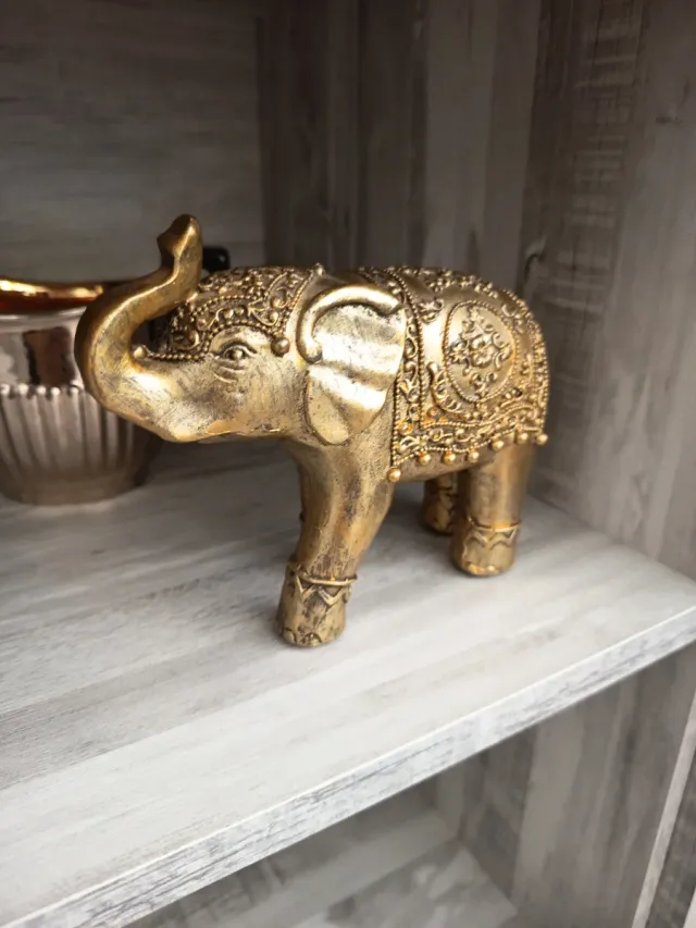 Elefante decorativo dorado