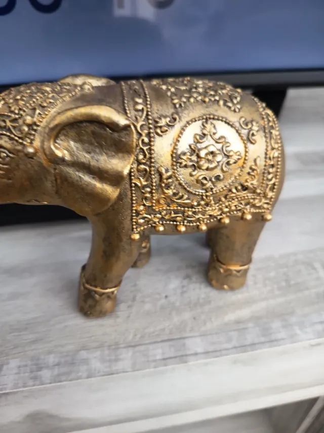 Elefante decorativo dorado