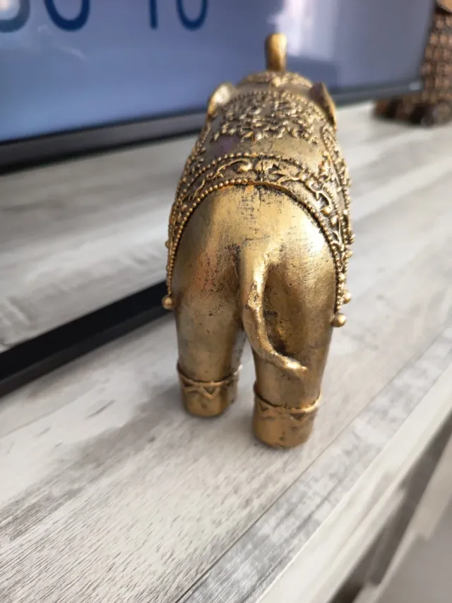 Elefante decorativo dorado