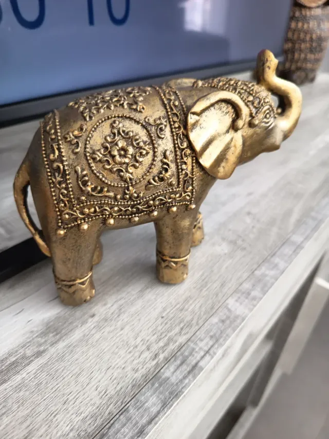 Elefante decorativo dorado
