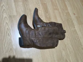 Botas vaqueras marrones