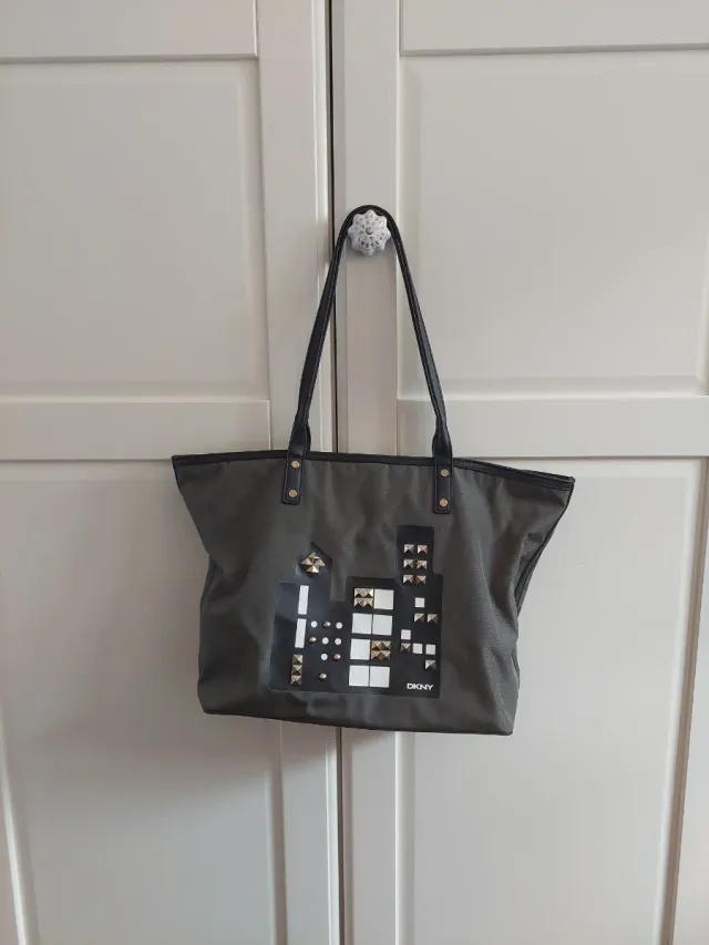 Bolso DKNY Gris con Detalles Dorados