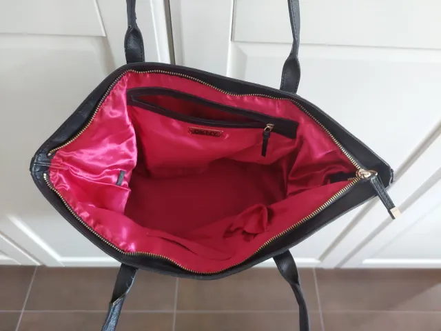 Bolso DKNY Gris con Detalles Dorados