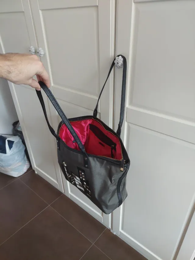 Bolso DKNY Gris con Detalles Dorados