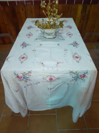 Mantel antiguo  hilo bordado flores