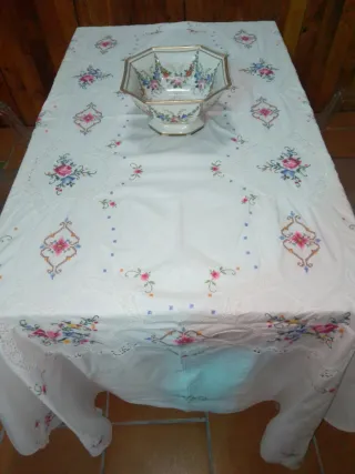 Mantel antiguo  hilo bordado flores