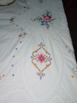 Mantel antiguo  hilo bordado flores