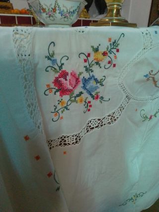 Mantel antiguo  hilo bordado flores