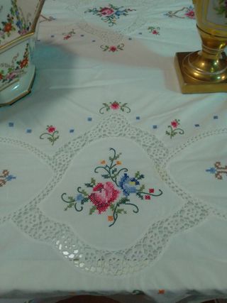 Mantel antiguo  hilo bordado flores