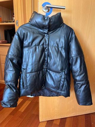 Abrigo negro acolchado