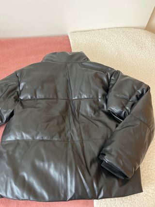 Abrigo negro acolchado