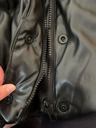 Abrigo negro acolchado