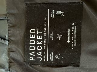 Abrigo negro acolchado