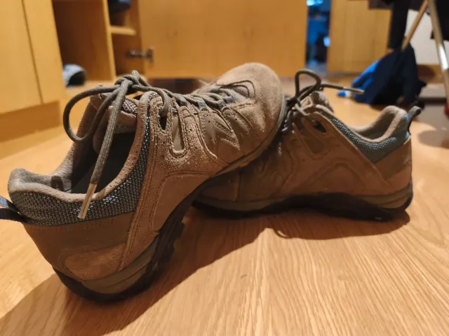 Zapatillas trekking beige y marrón