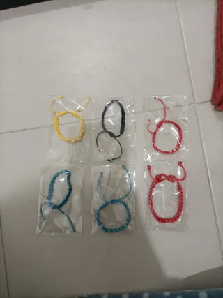 Pulseras de hilo ajustables echos a mano