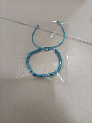 Pulseras de hilo ajustables echos a mano