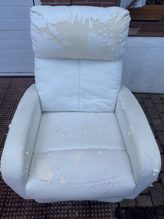 Sofá reclinable blanco con reposapiés