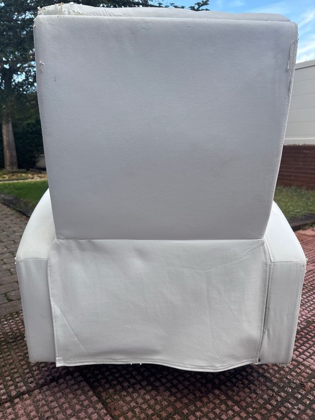 Sofá reclinable blanco con reposapiés