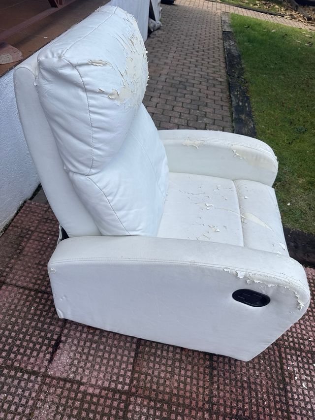 Sofá reclinable blanco con reposapiés