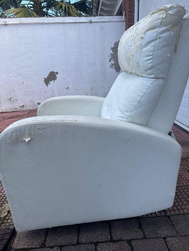 Sofá reclinable blanco con reposapiés