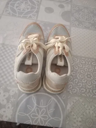 Zapatillas Gioseppo mujer beige y blancas.