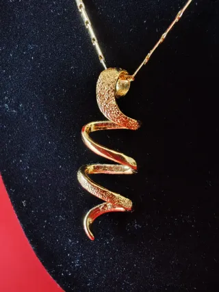 Collana con ciondolo serpente dorato