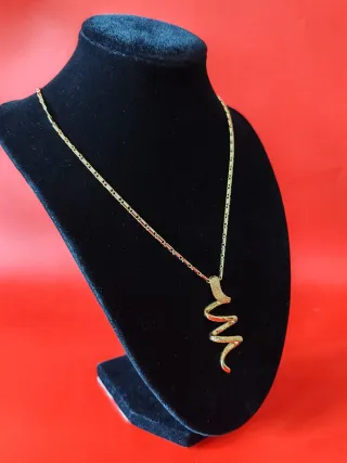 Collana con ciondolo serpente dorato