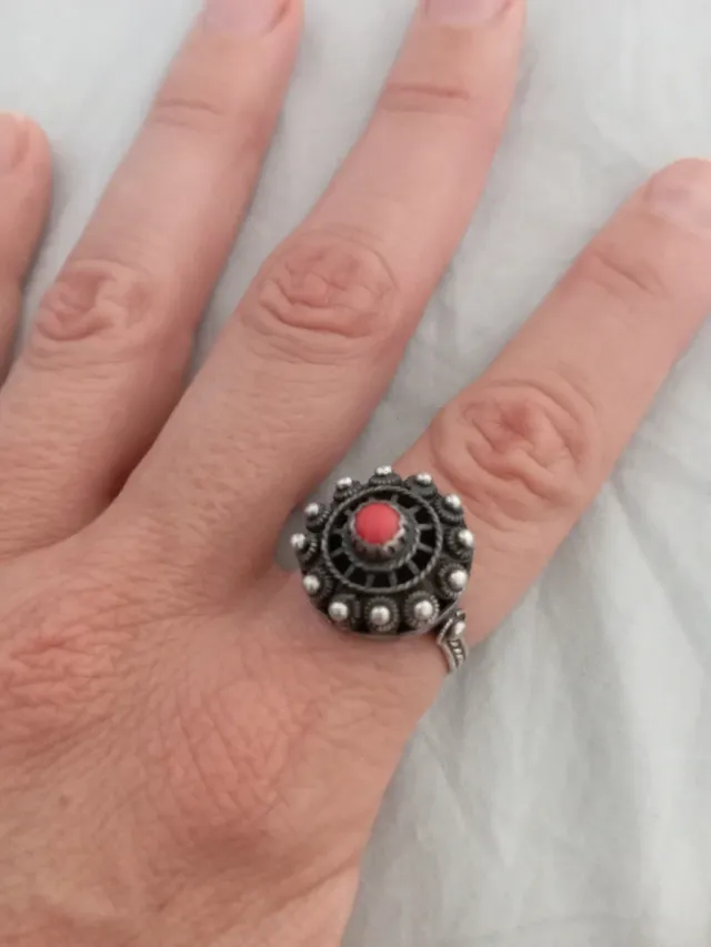 Anillo tribal plata y coral rojo