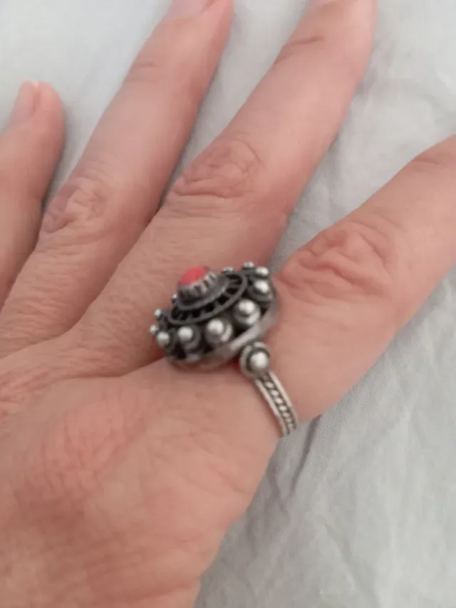 Anillo tribal plata y coral rojo
