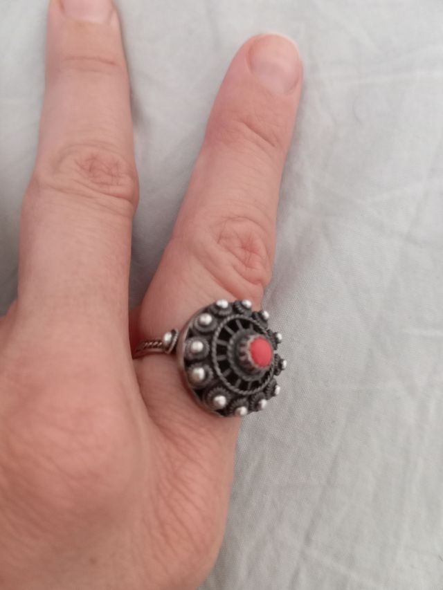 Anillo tribal plata y coral rojo