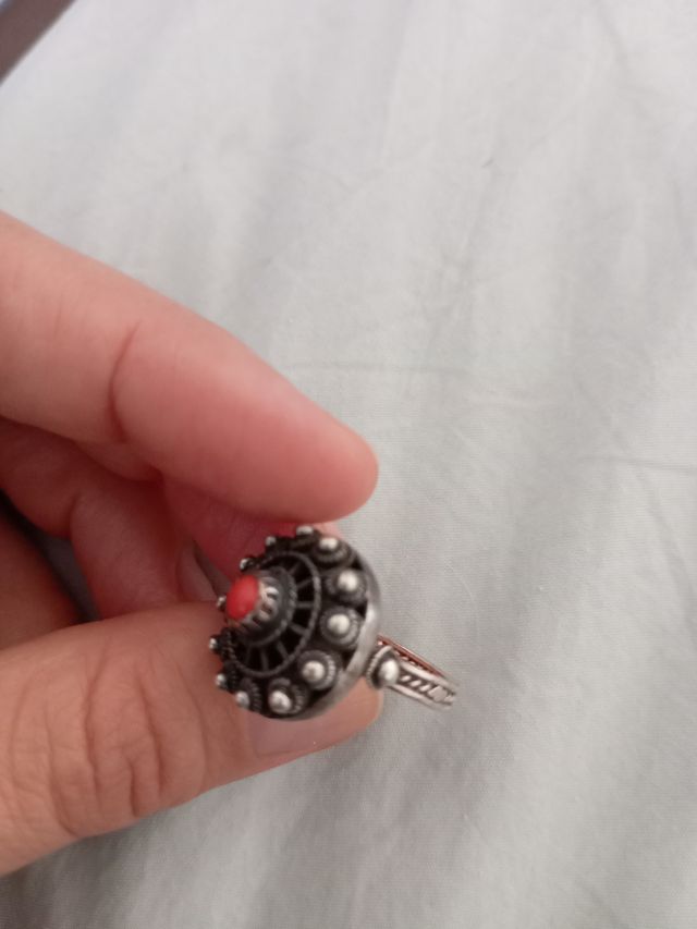 Anillo tribal plata y coral rojo