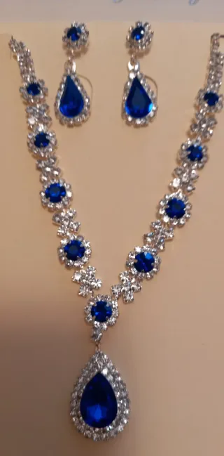 Conjunto collar y pendientes azul plata