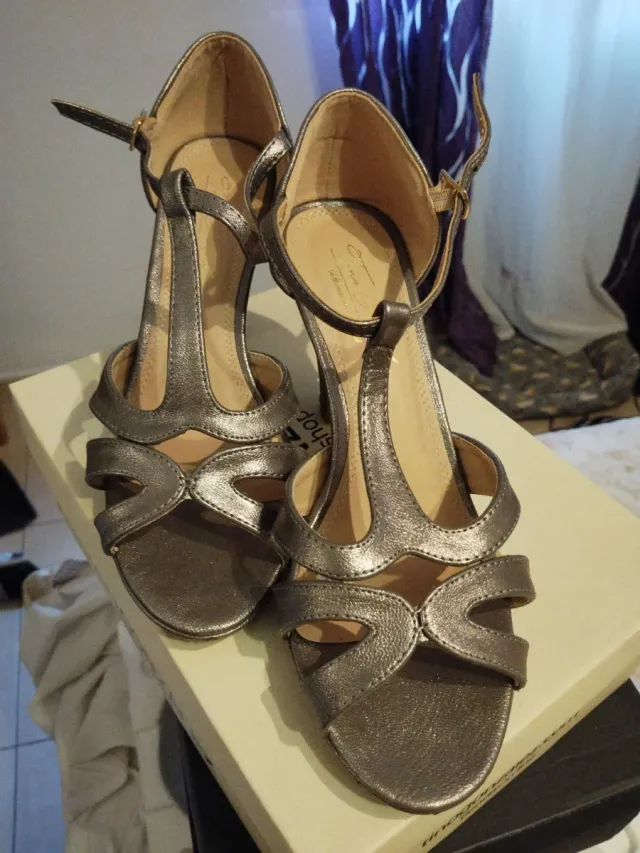 Zapatos de salón color oro y los tacones  dañados