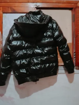 Chaqueta plumífero negra brillante