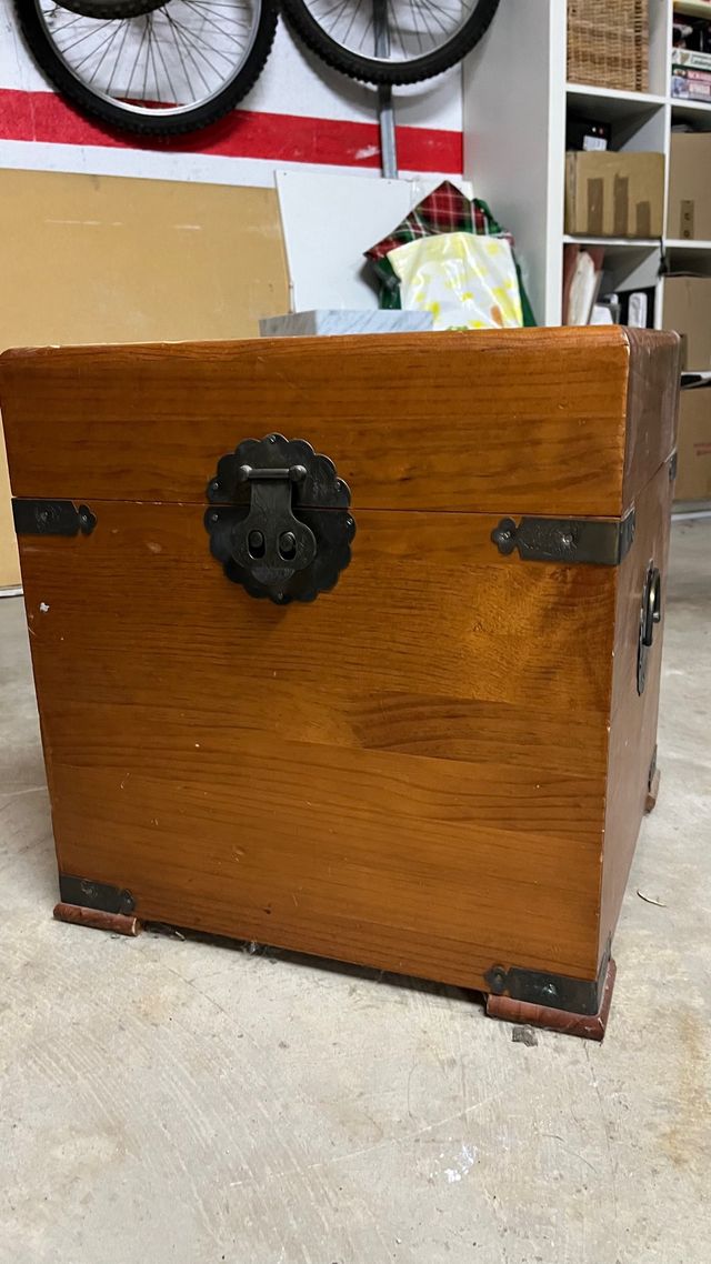 Baúl de madera maciza con herrajes metálicos