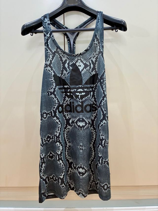 Vestido deportivo Adidas estampado serpiente