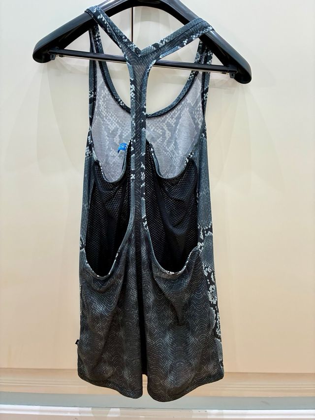 Vestido deportivo Adidas estampado serpiente