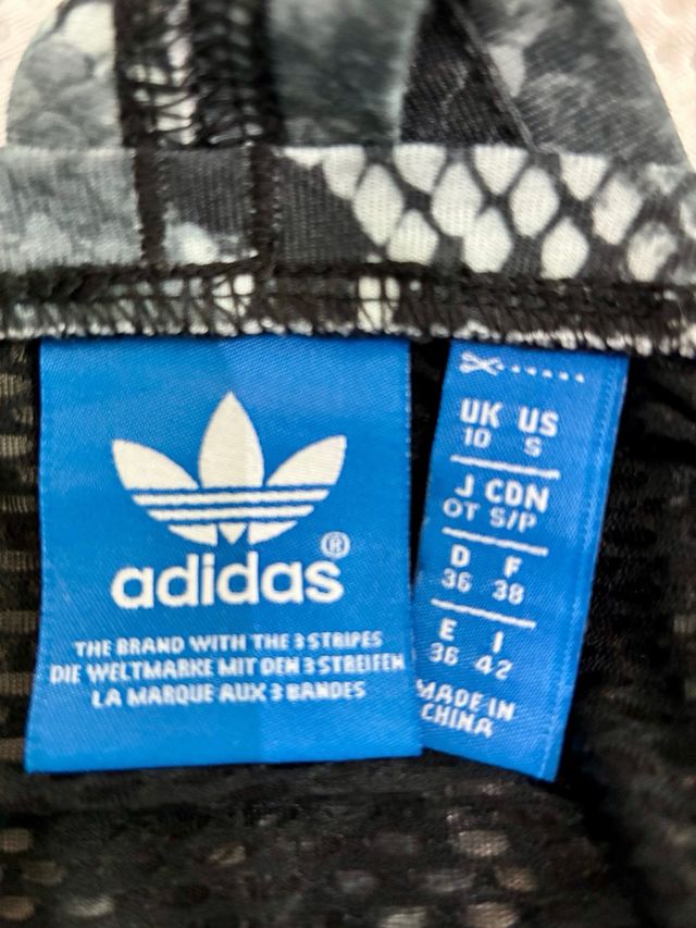 Vestido deportivo Adidas estampado serpiente