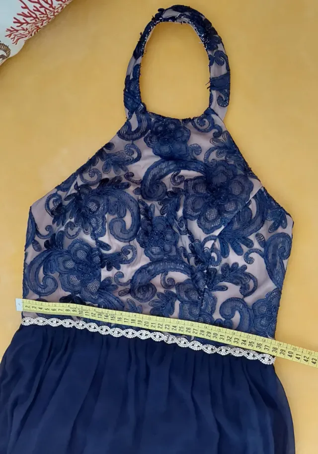 Vestido de fiesta azul marino y transparencia beig
