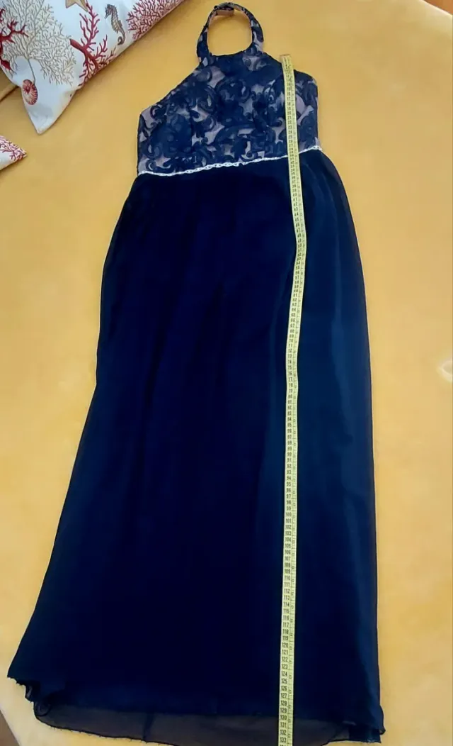 Vestido de fiesta azul marino y transparencia beig