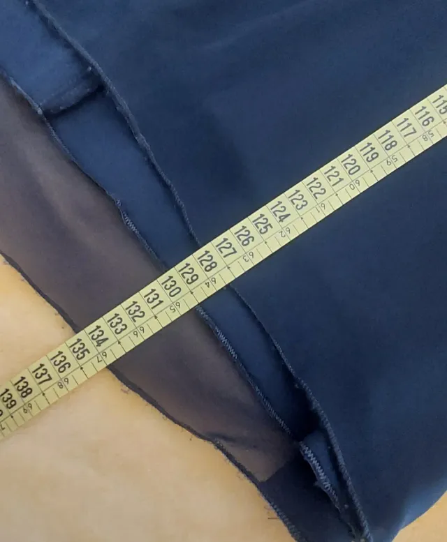 Vestido de fiesta azul marino y transparencia beig