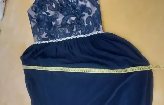 Vestido de fiesta azul marino y transparencia beig
